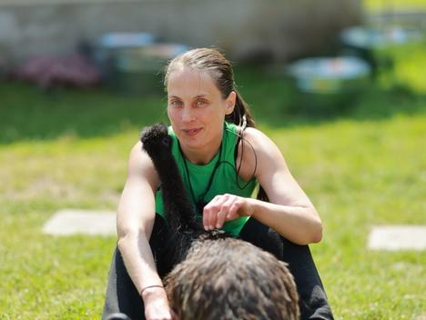 Kvinne koser med en emu