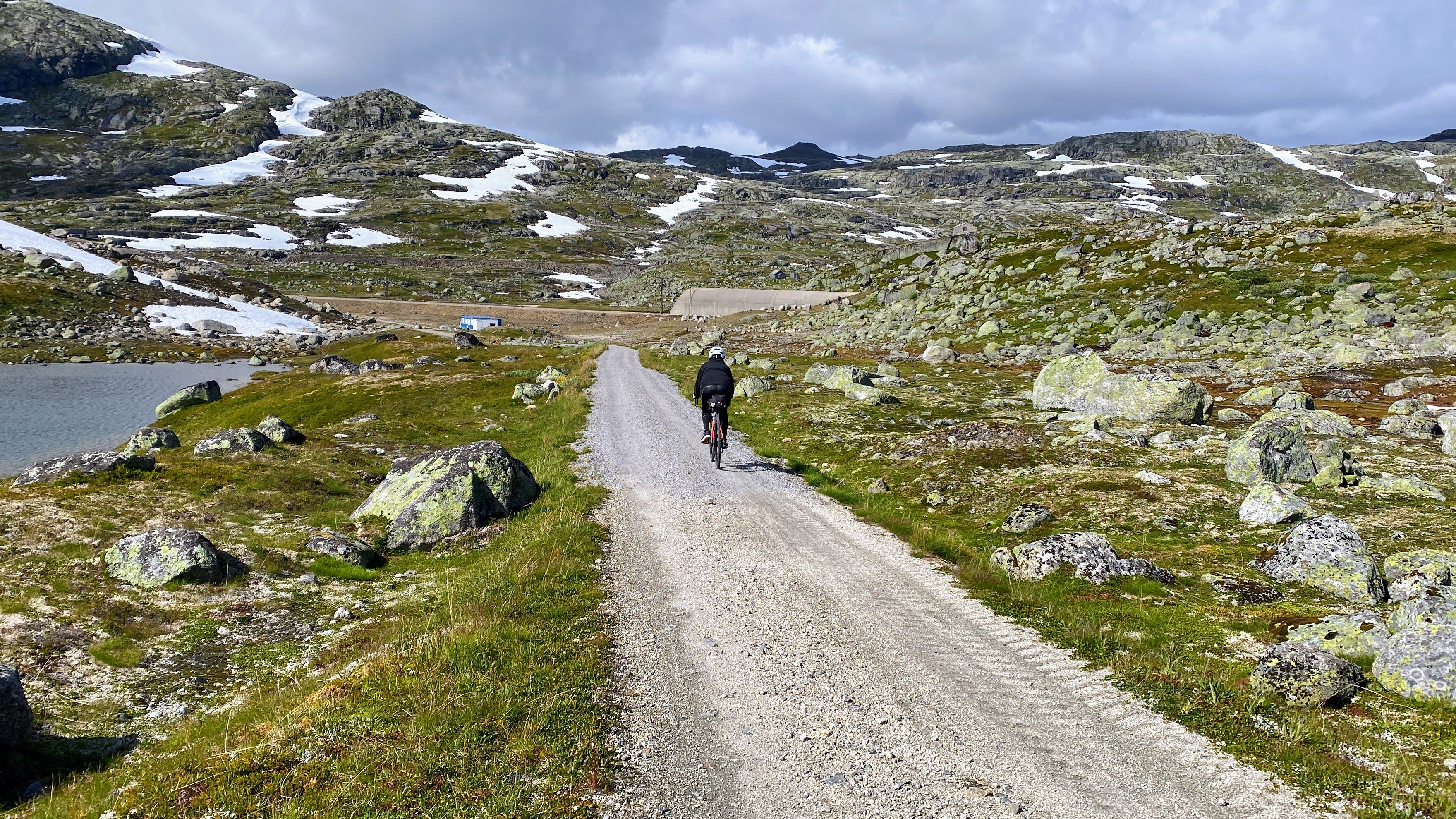 En kvinne som sykler på Rallarvegen