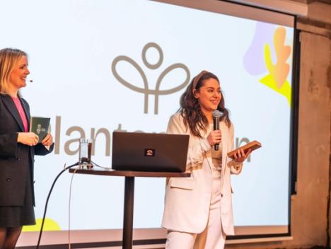 Prisvinner tar imot pris på Planteprisen