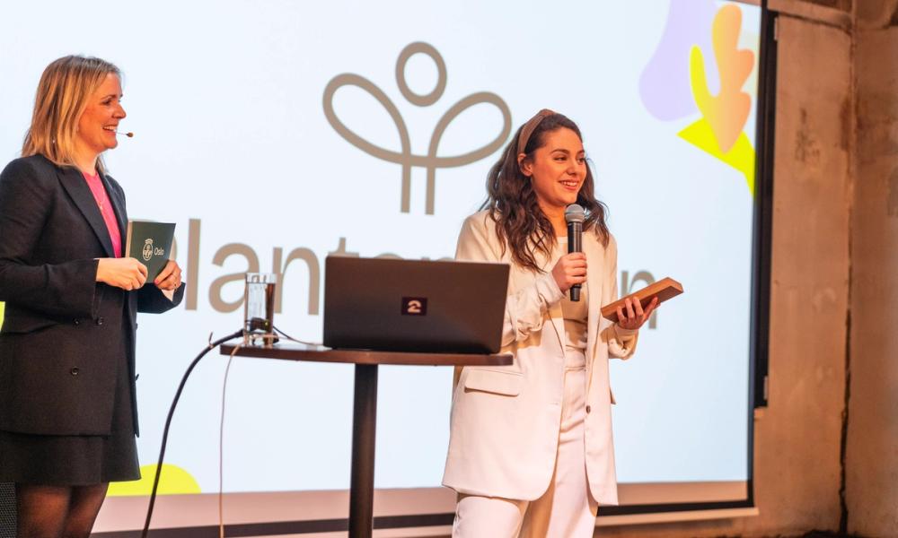 Prisvinner tar imot pris på Planteprisen
