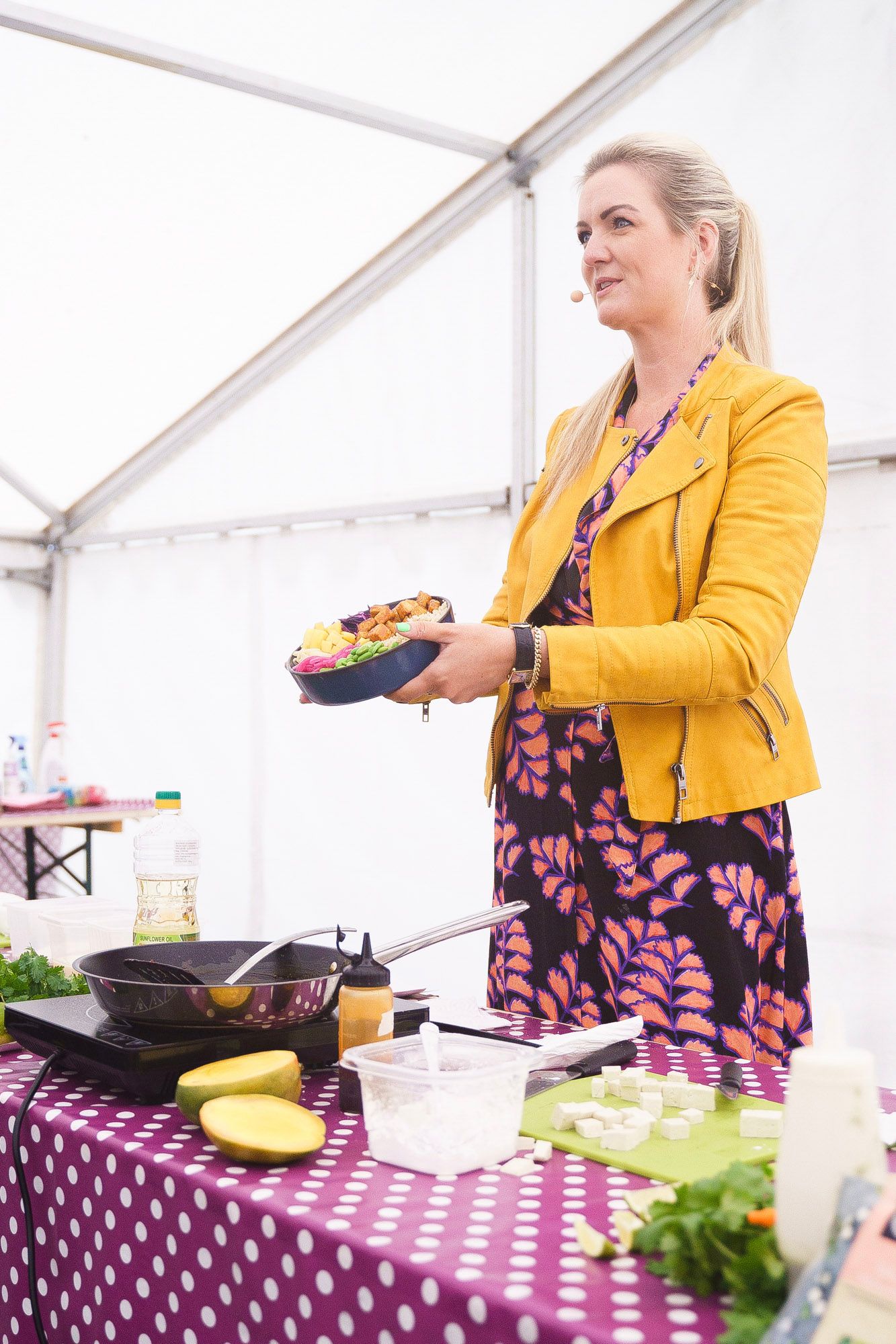 Hanne-Lene viser fram en salat hun har laget