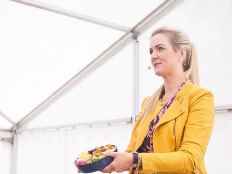 Hanne-Lene viser fram en salat hun har laget