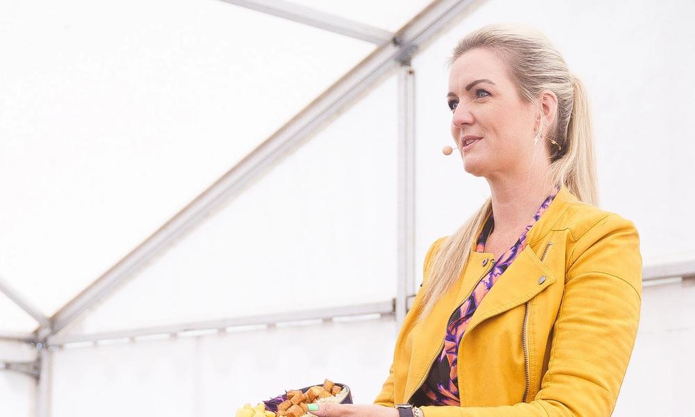 Hanne-Lene viser fram en salat hun har laget