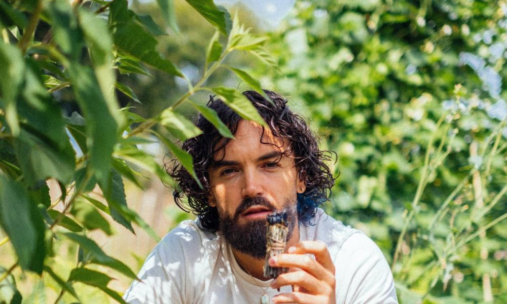 Gaz Oakley som tenner palo santo i hagen