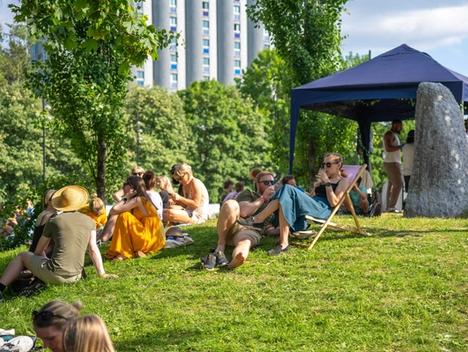 Bilde av festivalgjester som slapper av på en gresshaug