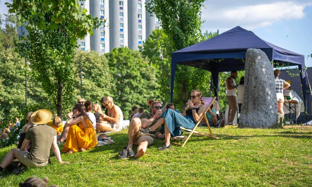 Bilde av festivalgjester som slapper av på en gresshaug