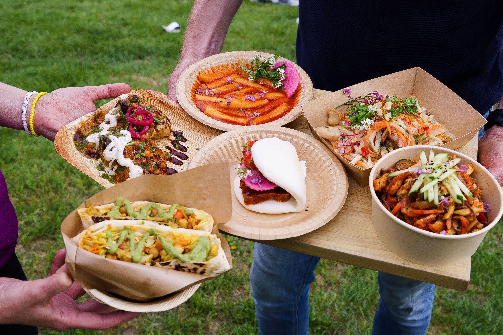 To personer holder flere plantebaserte retter