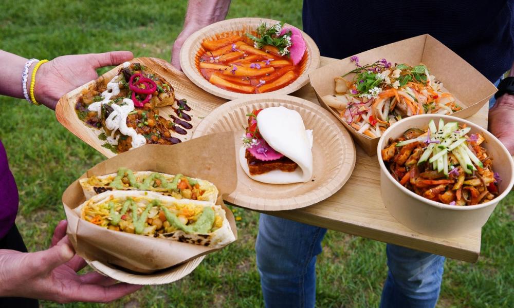 To personer holder flere plantebaserte retter