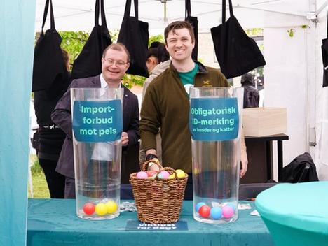 Bilde av representater fra Venstre på deres stand