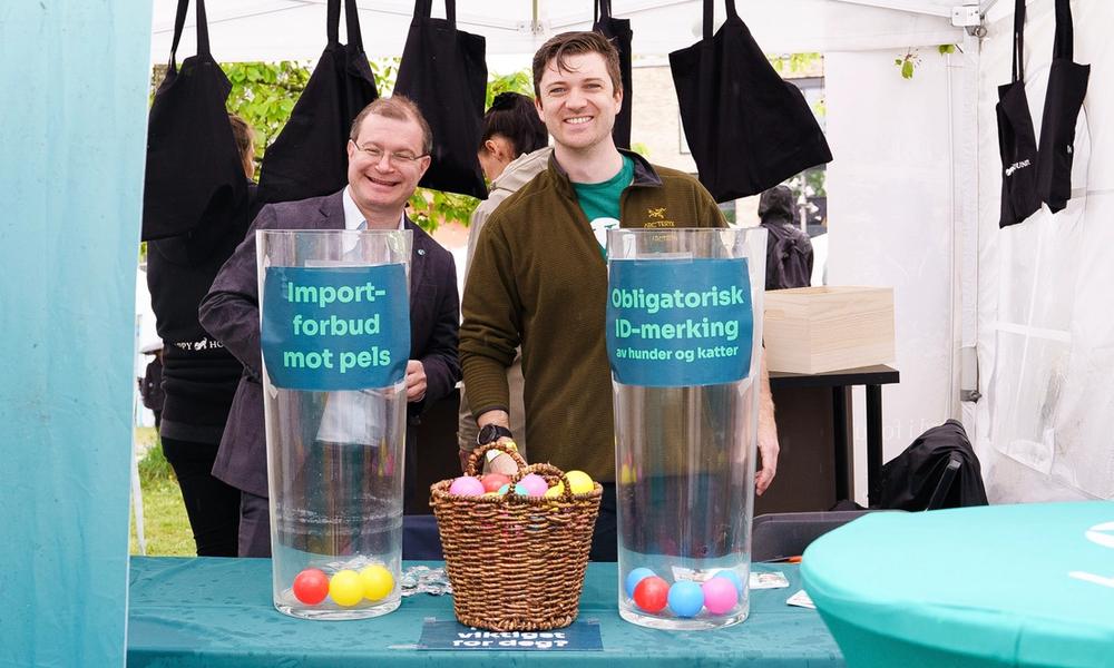 Bilde av representater fra Venstre på deres stand