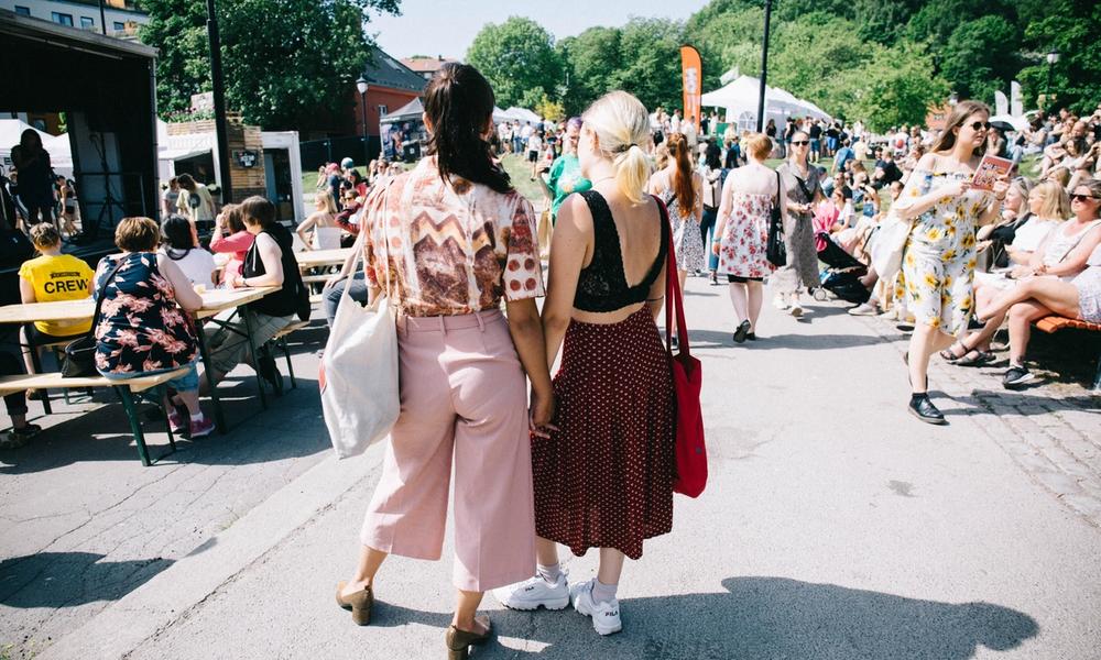 Bilde av to jenter som holder hender på Oslo Vegetarfestival. Foto: Mira Wickmann.