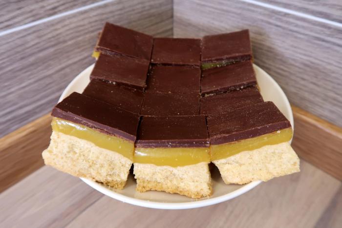 Bilde av hjemmelaget snickers på tallerken. 