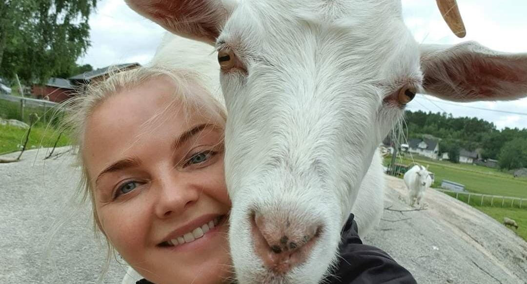 Anette og en geit tar selfie