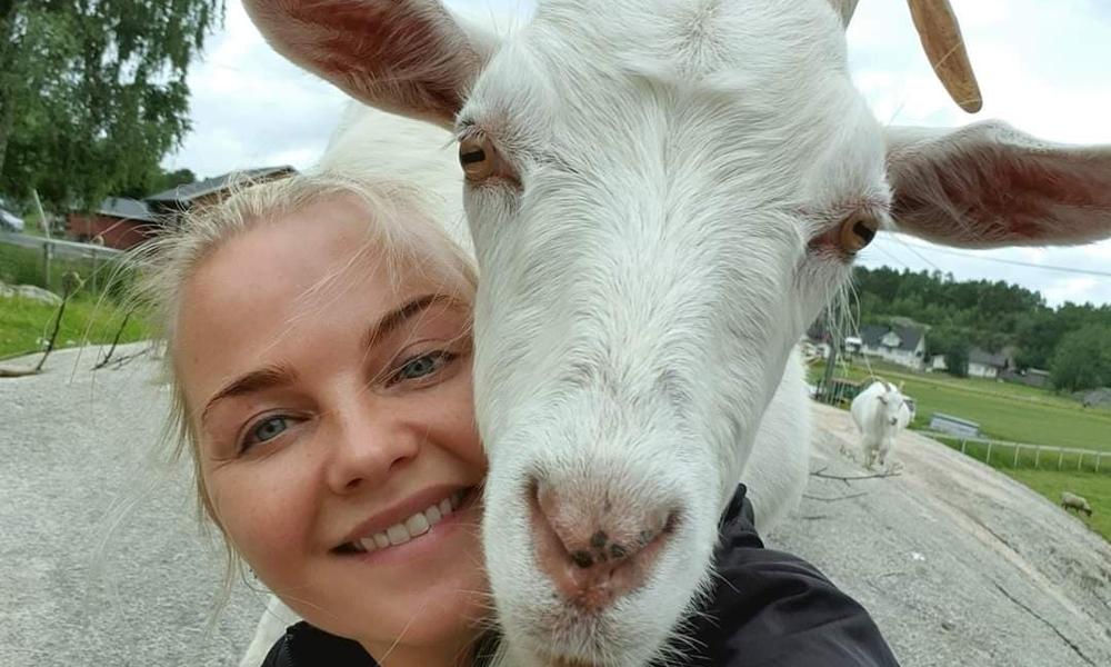 Anette og en geit tar selfie