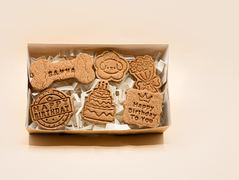 Håndlaget hundekjeks i en boks