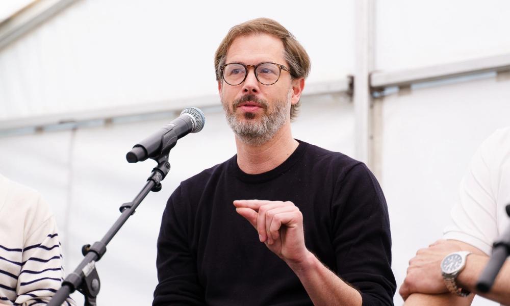 Bilde av Jonas Werner Andersen i panelsamtale.