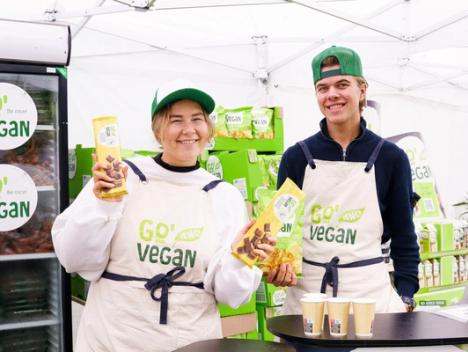 Ansatte hos Go'Vegan som viser fram sjokolade og chips på Vegetarfestivalen i 2022