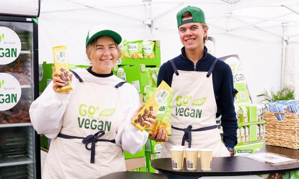 Ansatte hos Go'Vegan som viser fram sjokolade og chips på Vegetarfestivalen i 2022