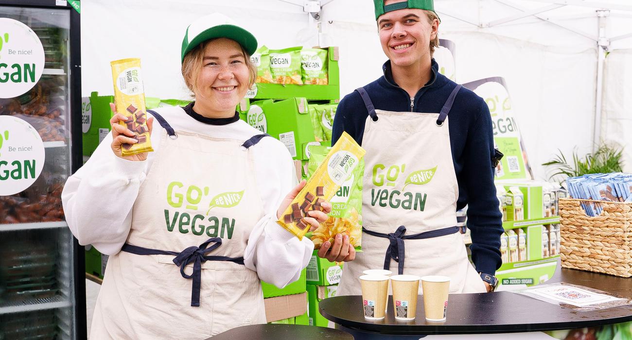 Ansatte hos Go'Vegan som viser fram sjokolade og chips på Vegetarfestivalen i 2022