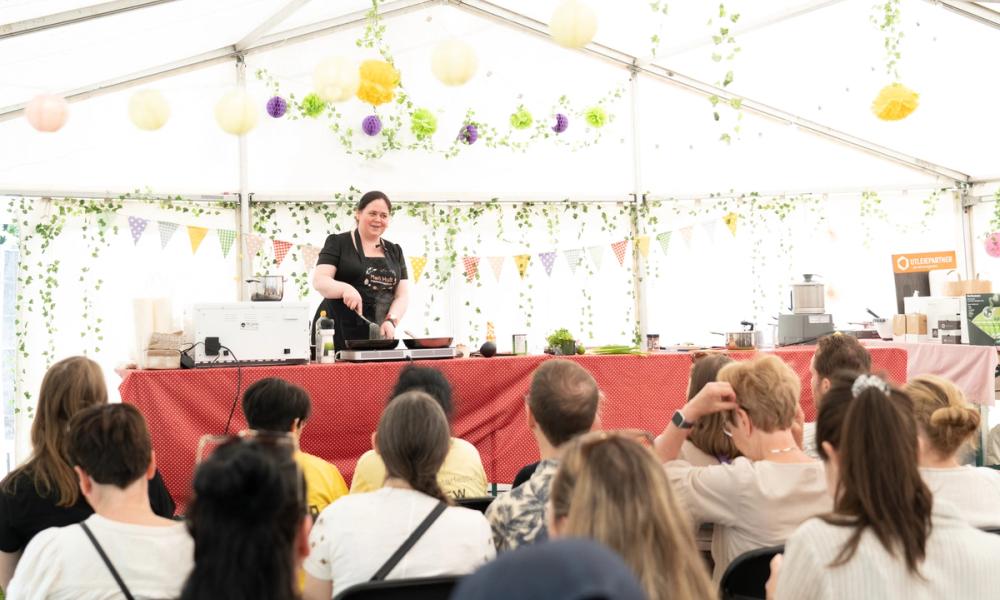 Mari Hult lager mat på en scene