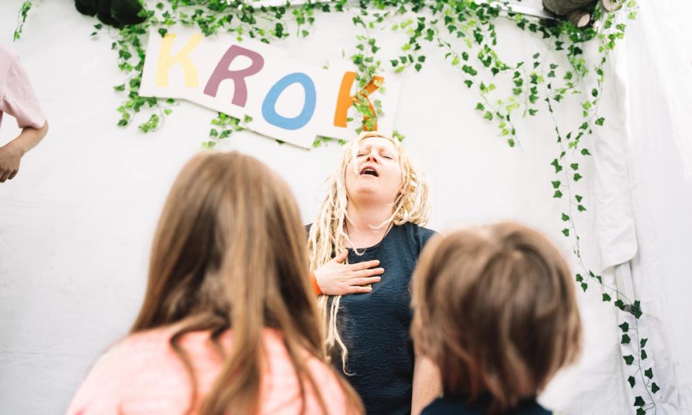 Engasjert forteller med to barn i forgrunnen