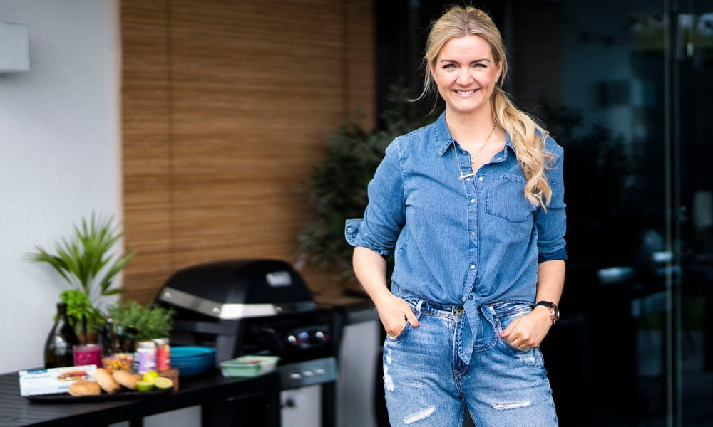 Bilde av Hanne-Lene Dahlgren foran en grill