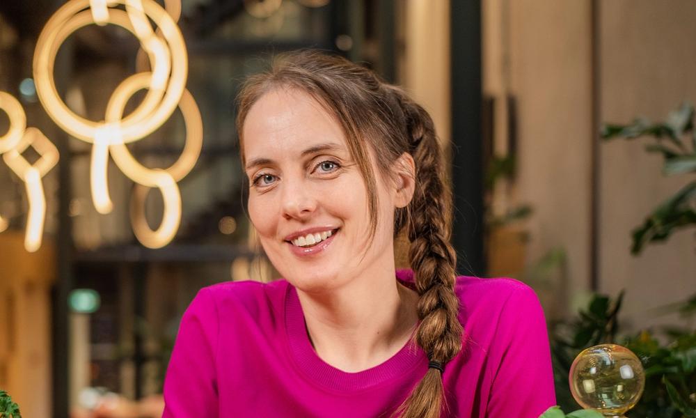 Bilde av Heidi Røneid som ser i kamera med frukt på bordet foran seg