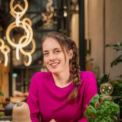 Bilde av prosjektsjef Heidi Røneid med grønnsaker