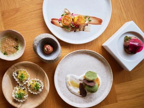 Lekre retter på et bord