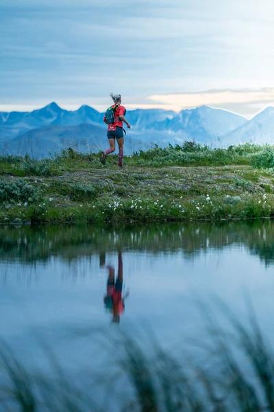 Bilde av Mari Nustad Mauland som løper på fjellet med fjell i bakgrunnen.