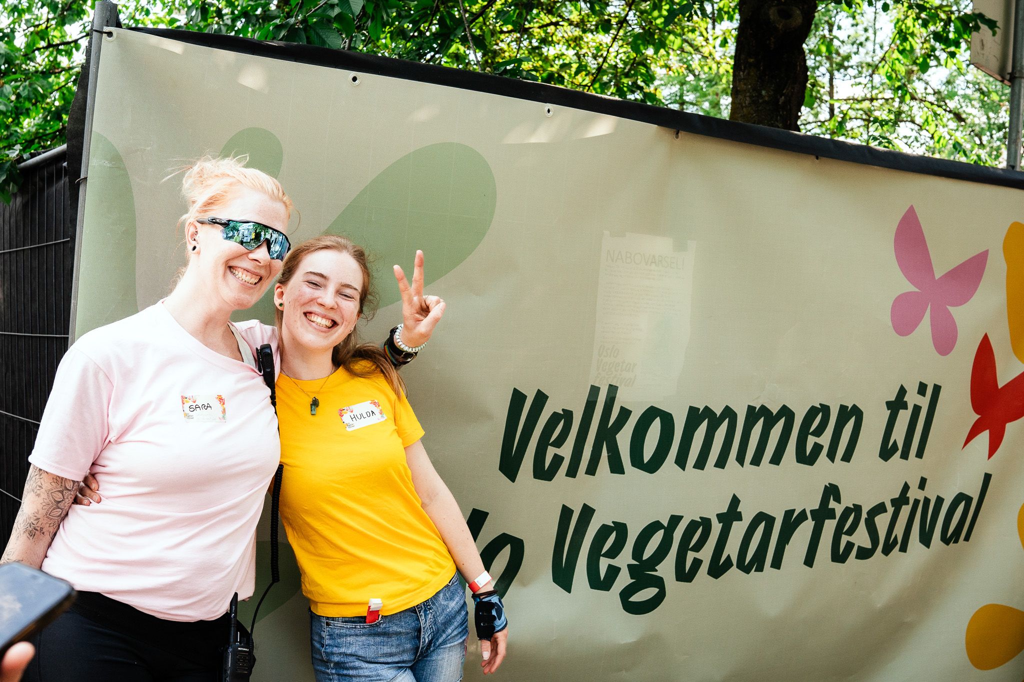 Tre frivillige strekker armene i været