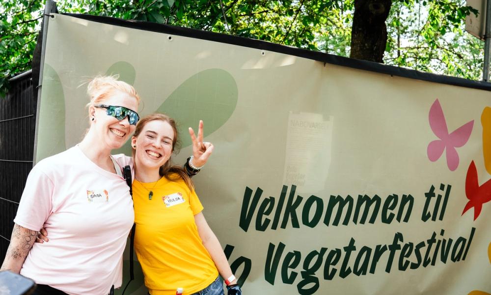 Bilde av to glade frivillige på Oslo Vegetarfestival