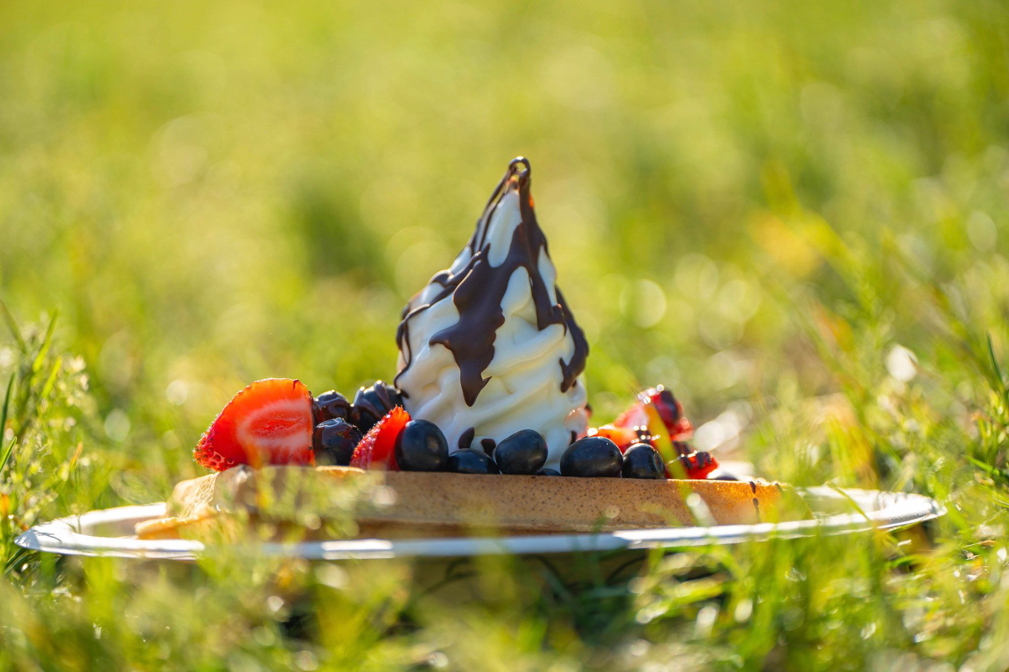 Belgisk vaffel med iskrem, sjokoladesaus jordbær og blåbær fra Vafleriet. Foto: Mira Wickman