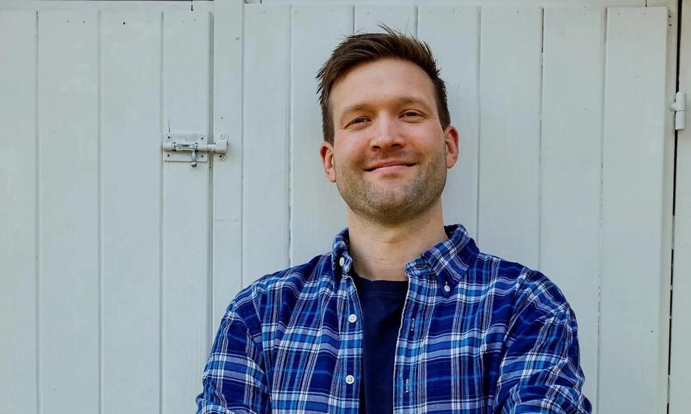 Kriss ser inn i kamera og smiler