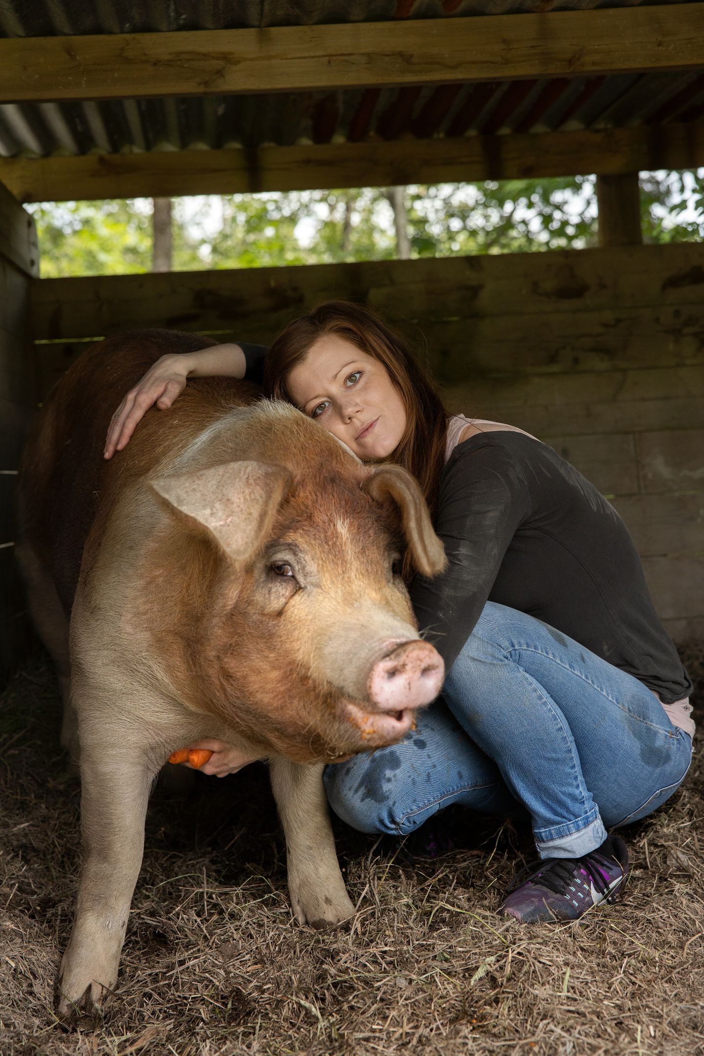 Bilde av Norun som holder rundt en gris