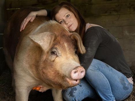 Bilde av Norun som holder rundt en gris