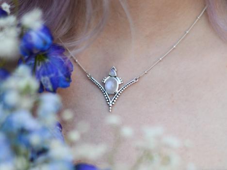 En dame med et sølvsmykke med en stor stein