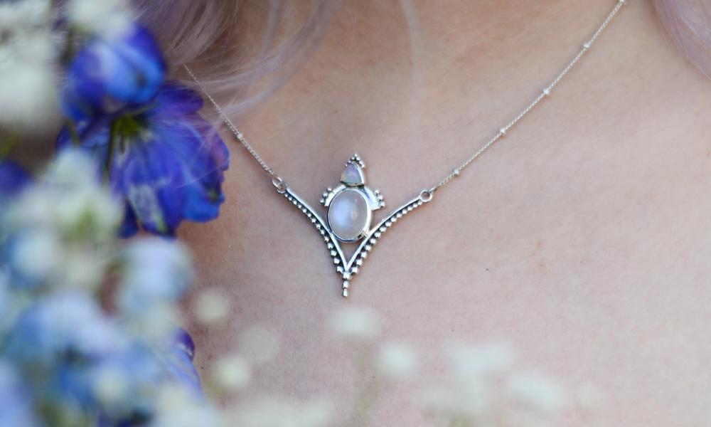 En dame med et sølvsmykke med en stor stein