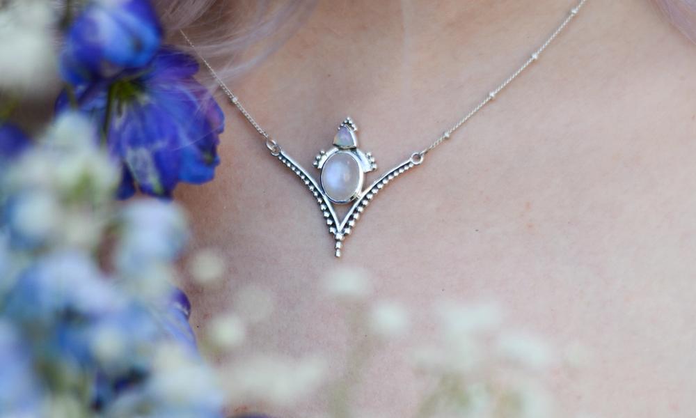 En dame med et sølvsmykke med en stor stein