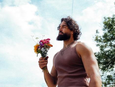 Gaz Oakley med blomster