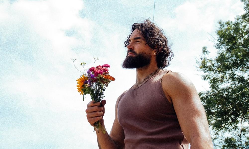 Gaz Oakley med blomster