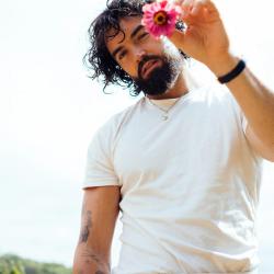 Gaz Oakly poserer med en blomst