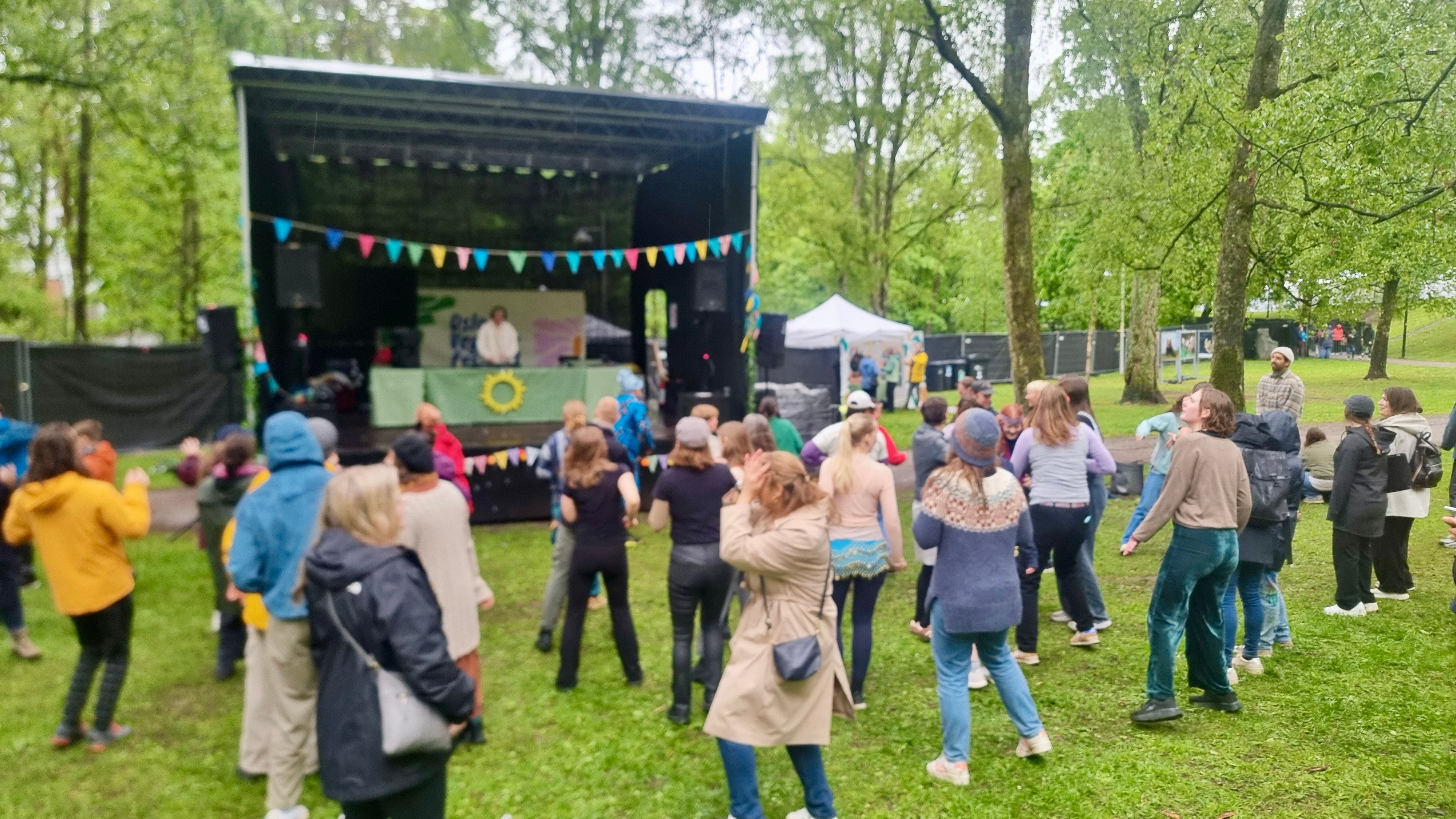 Folk som danser på morgenrave 