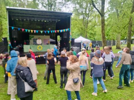 Folk som danser på morgenrave