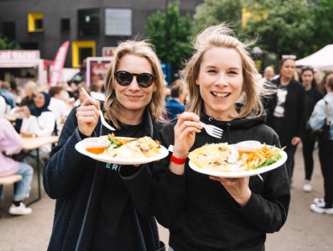 Bilde av to glade festivalgjester