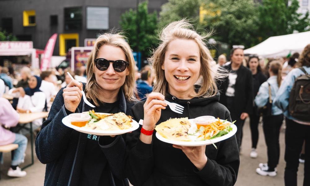 Bilde av to glade festivalgjester