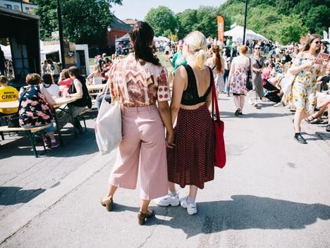 Bilde av to jenter som holder hender på Oslo Vegetarfestival. Foto: Mira Wickmann.