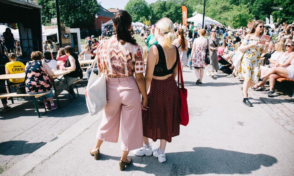 Bilde av to jenter som holder hender på Oslo Vegetarfestival. Foto: Mira Wickmann.