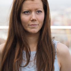 Gaz Oakly poserer med en blomst