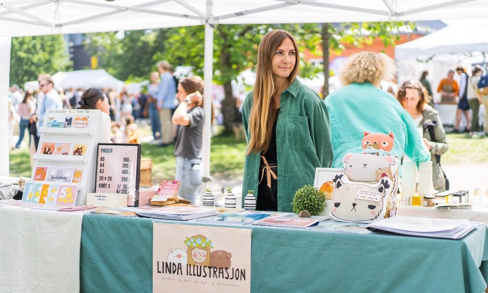 Bilde av Linda Heggen foran standen